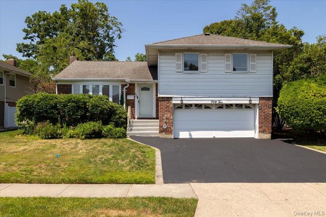 52 Blanche Street, Plainview, NY 11803