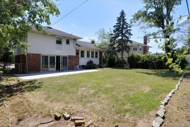 52 Blanche Street, Plainview, NY 11803