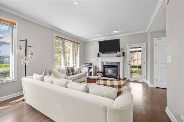 1924 Wyndham Circle, Glenview, IL 60025