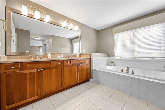 1924 Wyndham Circle, Glenview, IL 60025