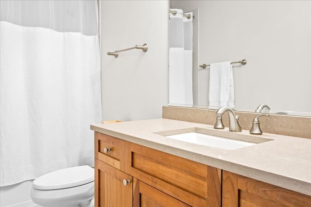 1924 Wyndham Circle, Glenview, IL 60025