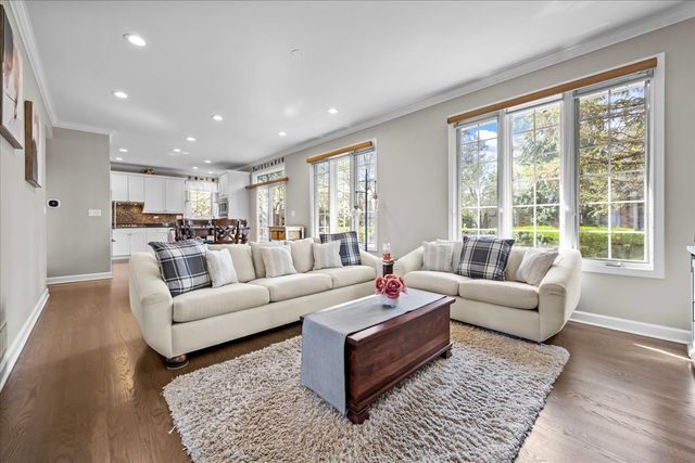 1924 Wyndham Circle, Glenview, IL 60025
