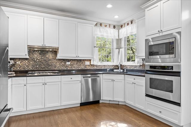 1924 Wyndham Circle, Glenview, IL 60025