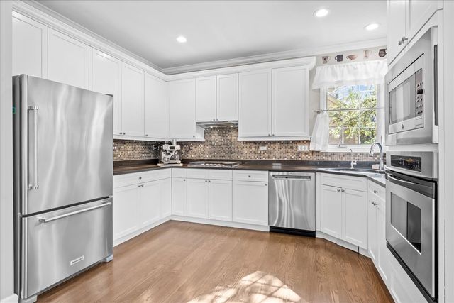 1924 Wyndham Circle, Glenview, IL 60025