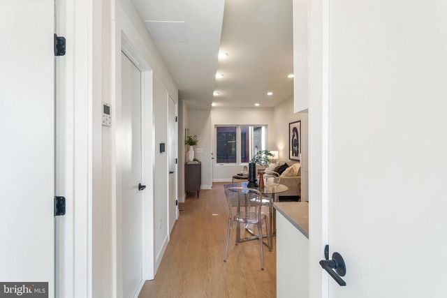 733 8th St SE Unit 301, Washington, DC 20003