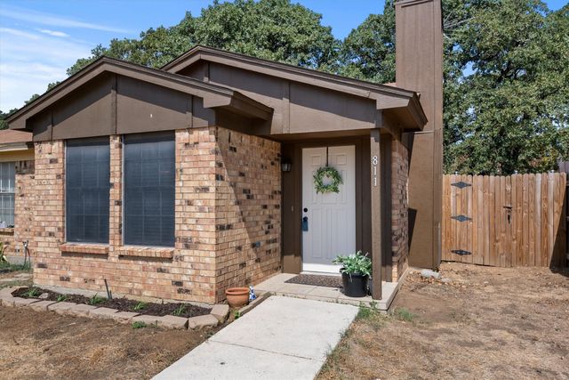 811 Woodland Court, Kennedale, TX 76060