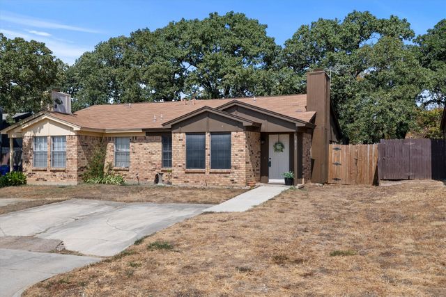 811 Woodland Court, Kennedale, TX 76060