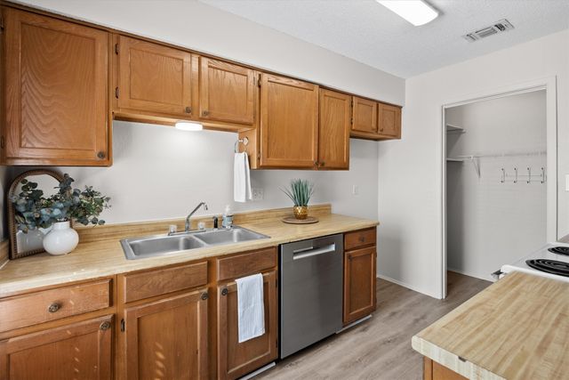 811 Woodland Court, Kennedale, TX 76060