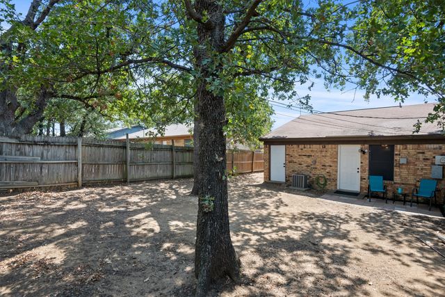 811 Woodland Court, Kennedale, TX 76060