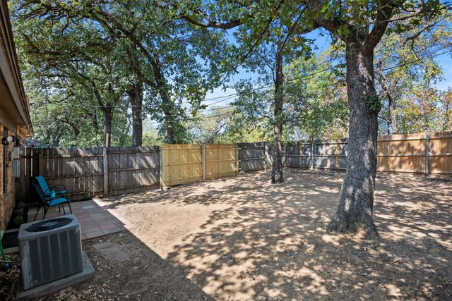 811 Woodland Court, Kennedale, TX 76060