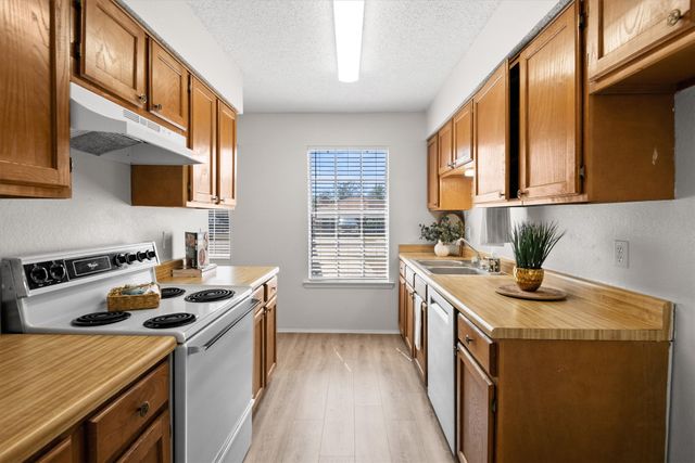 811 Woodland Court, Kennedale, TX 76060