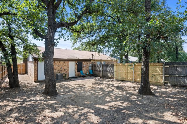 811 Woodland Court, Kennedale, TX 76060