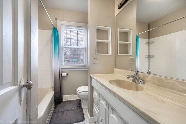 1748 Lunt Avenue, Des Plaines, IL 60018