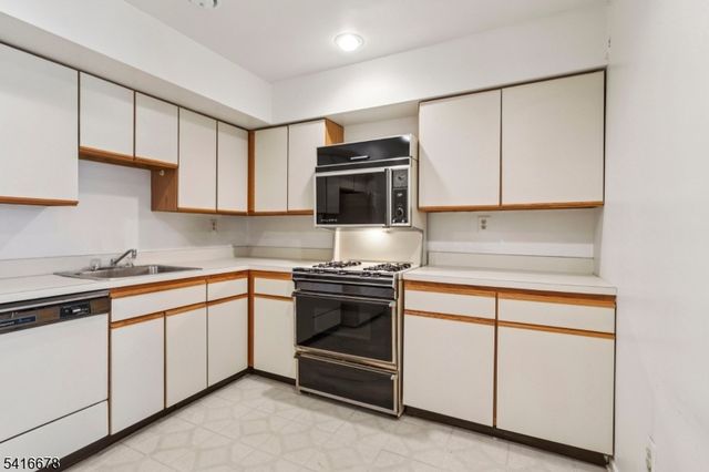 45 Sunrise Dr, Long Hill Twp., NJ 07933