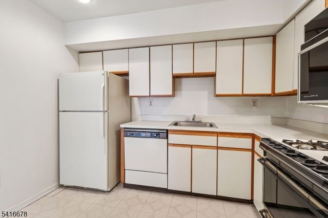 45 Sunrise Dr, Long Hill Twp., NJ 07933