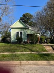 311 W Green Street, Palestine, TX 75801