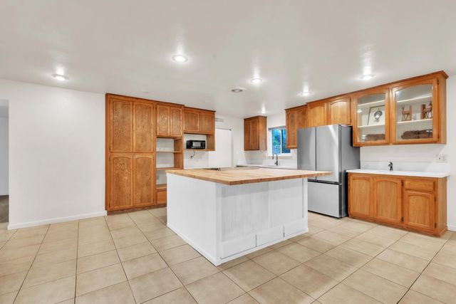 9104 Feather River Way, Sacramento, CA 95826