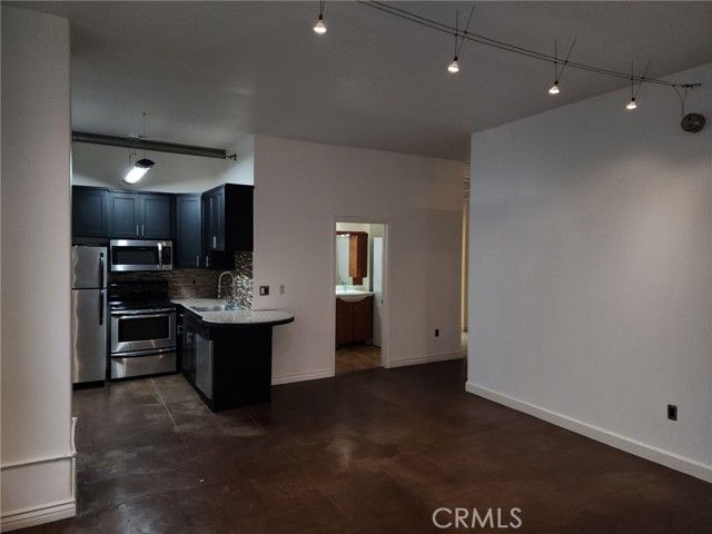 215 W 7th Street 411, Los Angeles, CA 90014