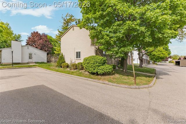 2907 Roundtree Drive, Troy, MI 48083