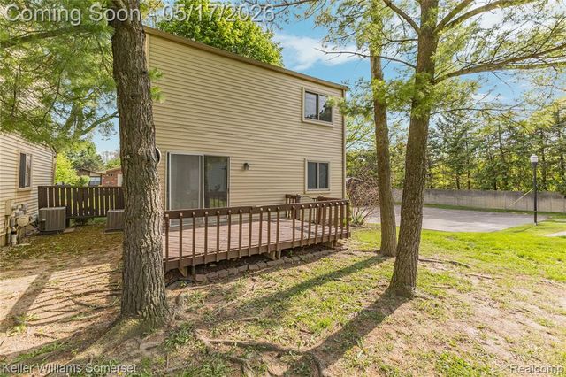 2907 Roundtree Drive, Troy, MI 48083
