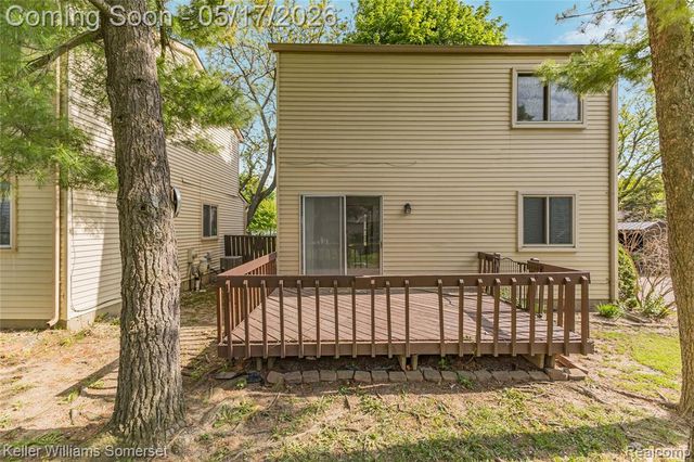 2907 Roundtree Drive, Troy, MI 48083