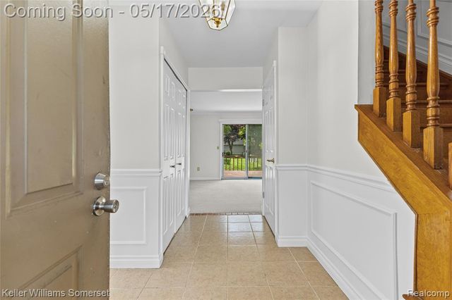 2907 Roundtree Drive, Troy, MI 48083