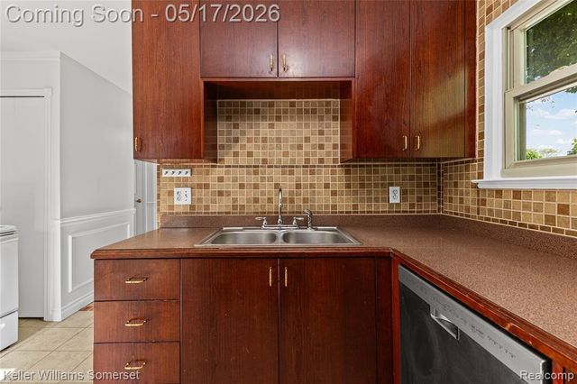 2907 Roundtree Drive, Troy, MI 48083