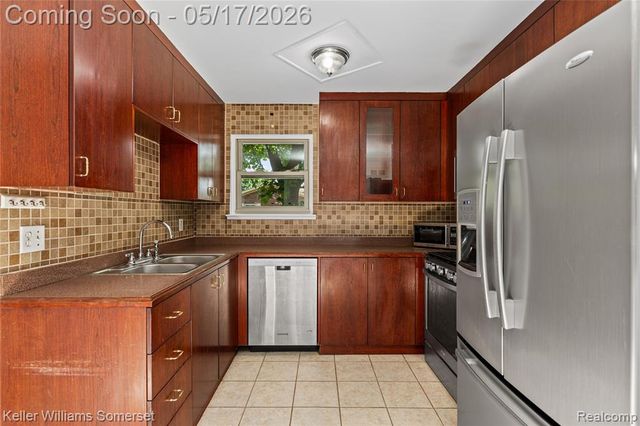 2907 Roundtree Drive, Troy, MI 48083