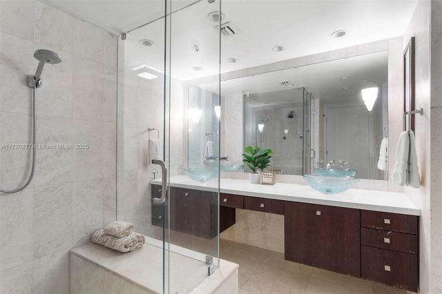 19667 Turnberry Way 14E, Aventura, FL 33180