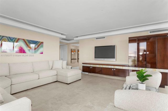 19667 Turnberry Way 14E, Aventura, FL 33180