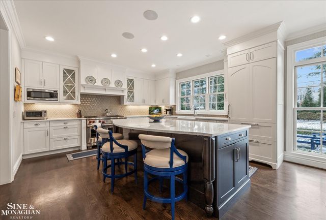 223 Cloverly Road, Grosse Pointe Farms, MI 48236