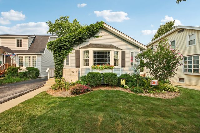 1216 Canfield Road, Park Ridge, IL 60068