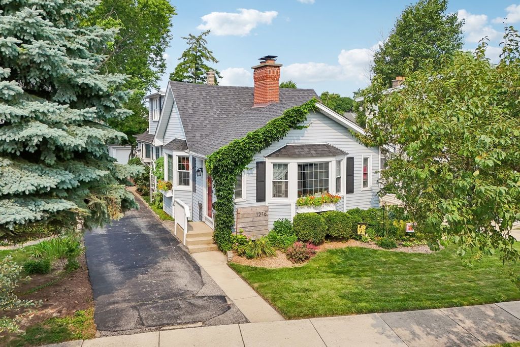 1216 Canfield Road, Park Ridge, IL 60068