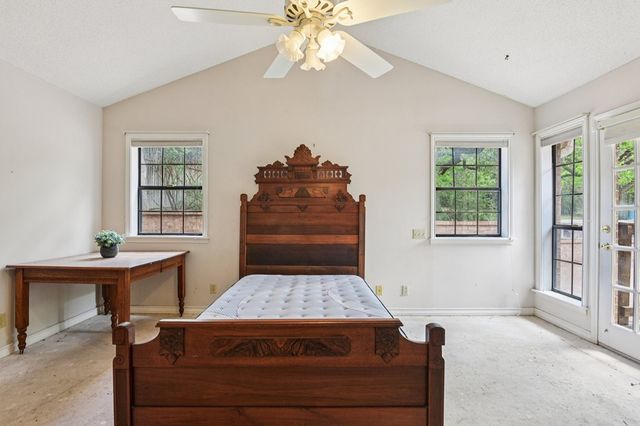 1310 Warbler Dr, Kerrville, TX 78028