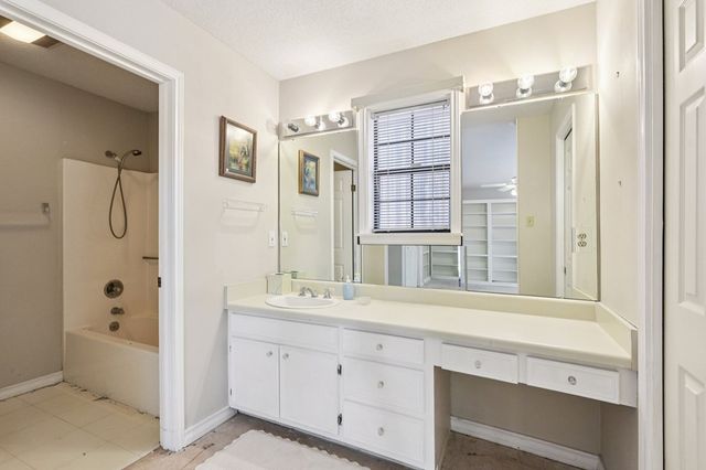 1310 Warbler Dr, Kerrville, TX 78028