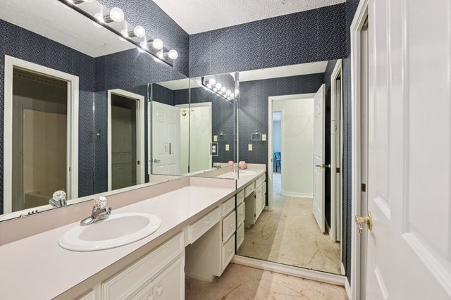 1310 Warbler Dr, Kerrville, TX 78028