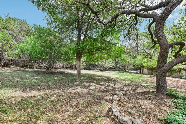 1310 Warbler Dr, Kerrville, TX 78028