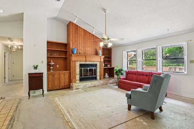1310 Warbler Dr, Kerrville, TX 78028