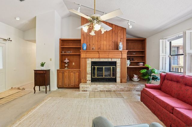 1310 Warbler Dr, Kerrville, TX 78028