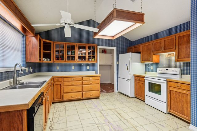 1310 Warbler Dr, Kerrville, TX 78028