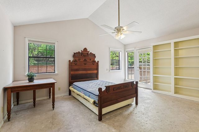 1310 Warbler Dr, Kerrville, TX 78028