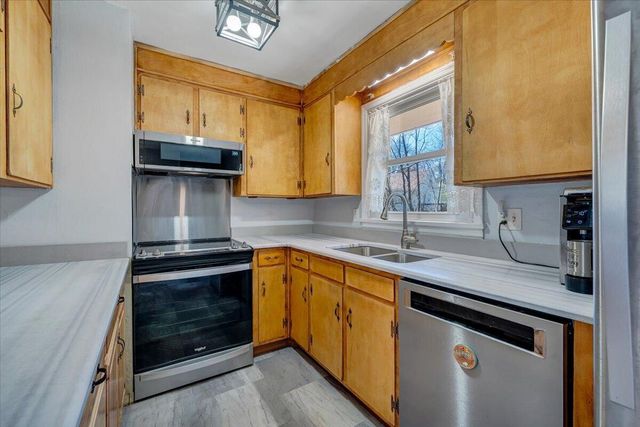 2129 Twelve Oclock Knob RD, Salem, VA 24153