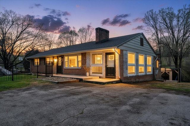 2129 Twelve Oclock Knob RD, Salem, VA 24153