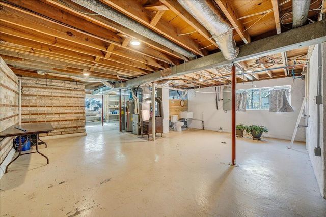 2129 Twelve Oclock Knob RD, Salem, VA 24153