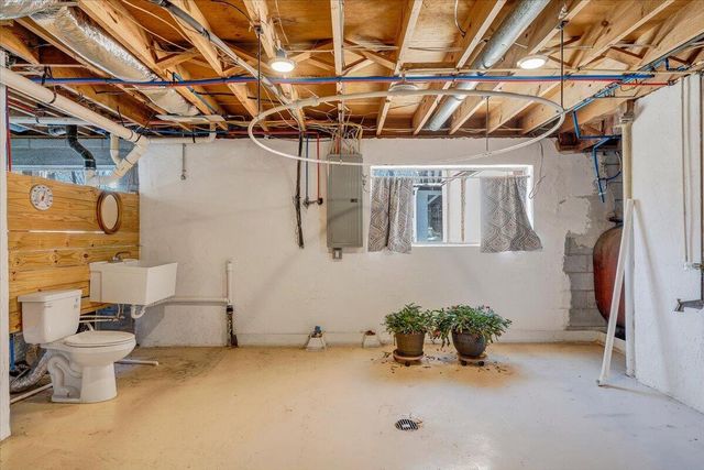 2129 Twelve Oclock Knob RD, Salem, VA 24153