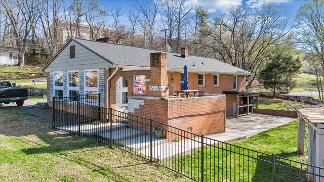 2129 Twelve Oclock Knob RD, Salem, VA 24153