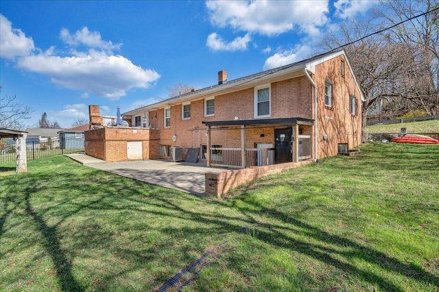 2129 Twelve Oclock Knob RD, Salem, VA 24153