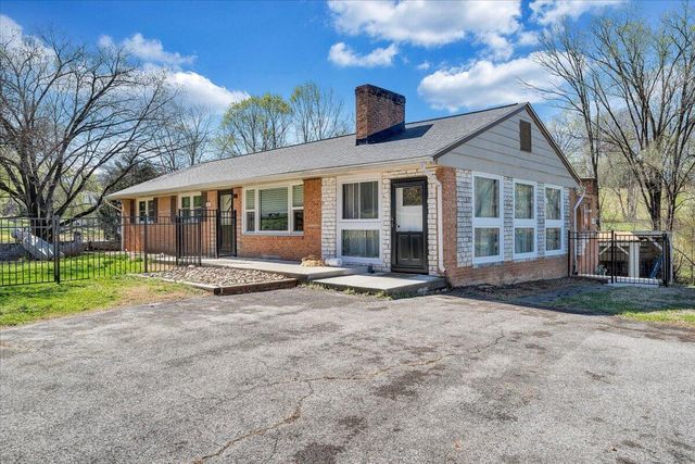 2129 Twelve Oclock Knob RD, Salem, VA 24153