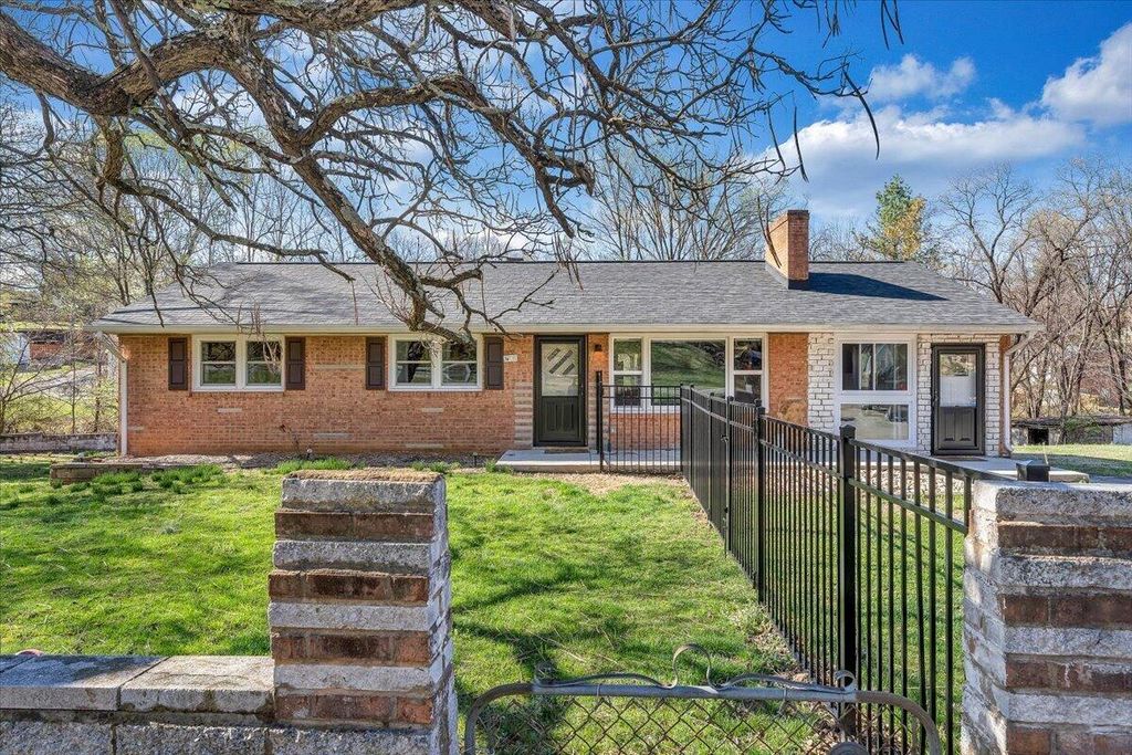 2129 Twelve Oclock Knob RD, Salem, VA 24153