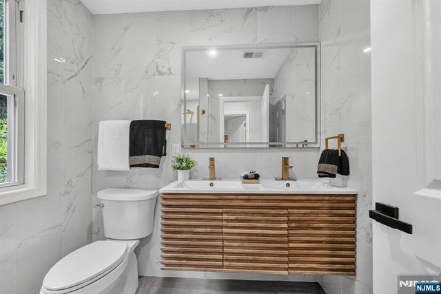 484 Sylvan Street, Saddle Brook, NJ 07663